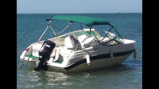 Vendo linda lancha 23 pes está no iate clube de itacuruça