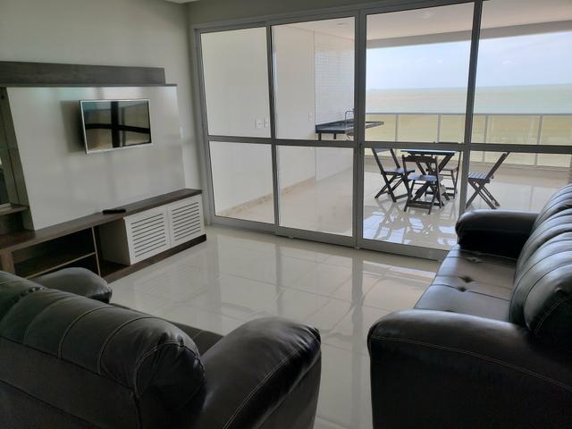 Apto de luxo, 3 suítes, 2 vagas de garagem de frente à praia - Foto 3