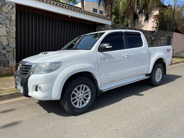 TOYOTA HILUX 3.0 SRV TURBO DIESEL 4X4 AUTOMÁTICA 2012 ACEITO TROCAS FINANCIO 60X