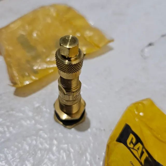 Caminhão fora estrada carregadeira caterpillar  bico válvula pneu nova 5T9790 - Foto 4