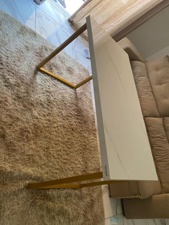 Mesa de Canto em Mármore com Pernas Douradas