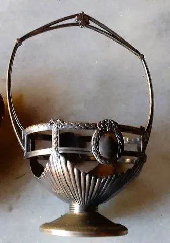 Luxuosa Cestinha Floreira espessurada a prata com alça ricamente trabalhada Descrição* - Foto 3