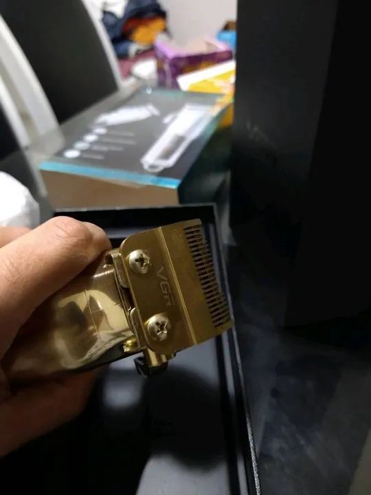Maquina Cortar Cabelo Sem Fio PROFISSIONAL VGR GOLD/Display LCD/Lâmina CARBONo/+ 6pentes  - Foto 4