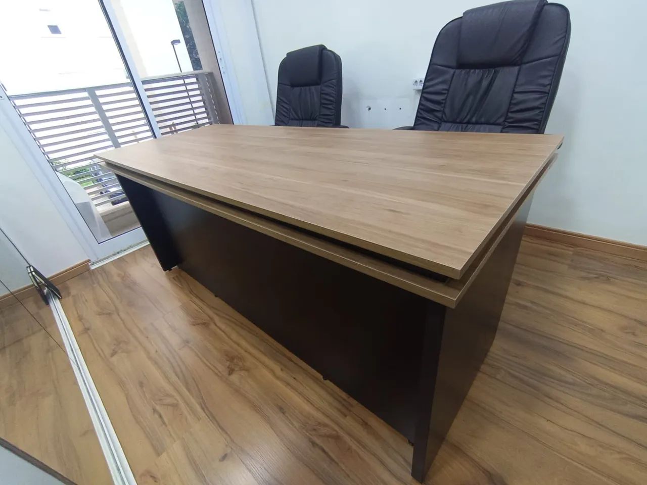 Mesa reta bordas modelo Romanó amadeirada com base preta 