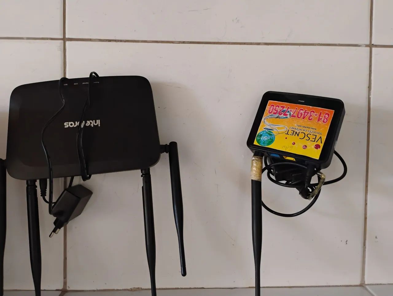 DOIS ROTEADORES DE 2 E 4 ANTENAS O DA ESQUERDA DE 4 É 60 O OUTRO DE  UMA  É 40