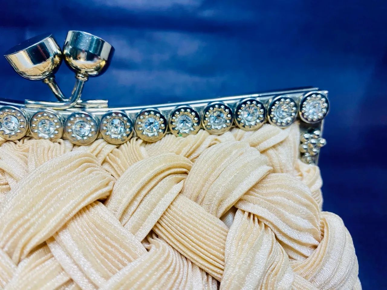 Bolsa de mão nude de tecido crepe de seda em trama - Foto 3