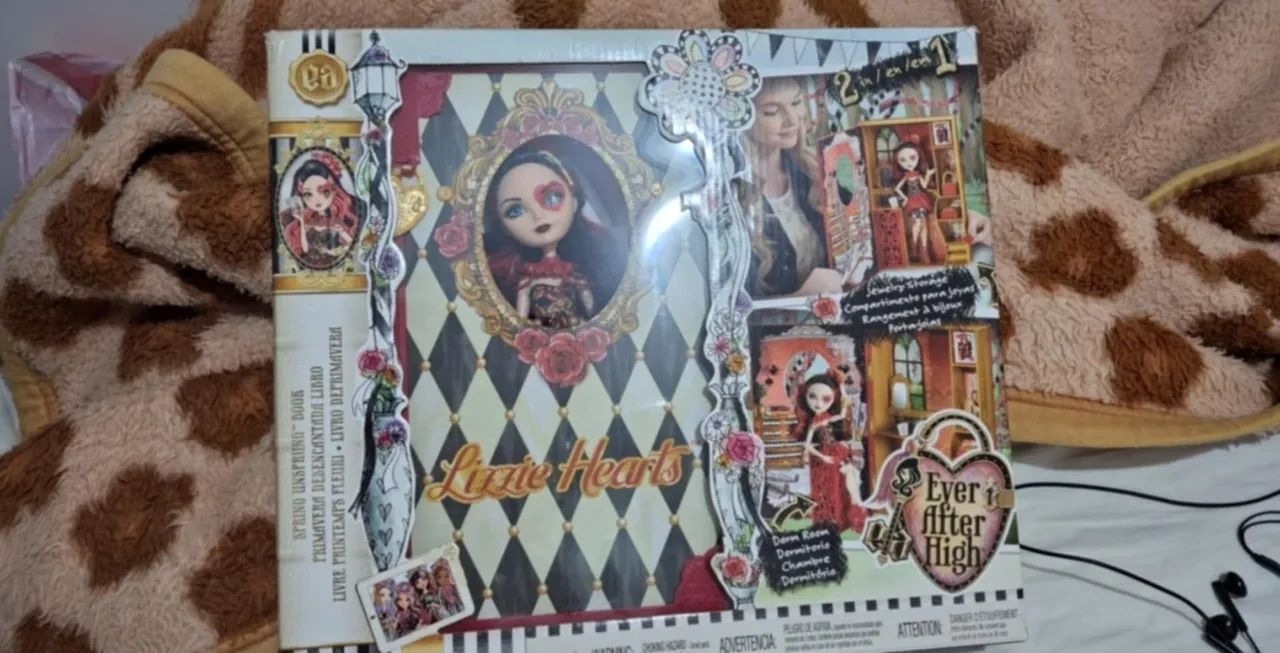 Boneca Lizzie Hearts Ever After High