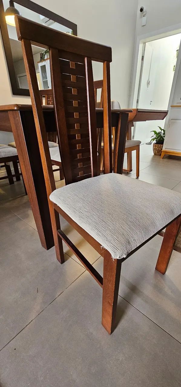 Mesa de Jantar e cadeiras - madeira maciça  - Foto 3