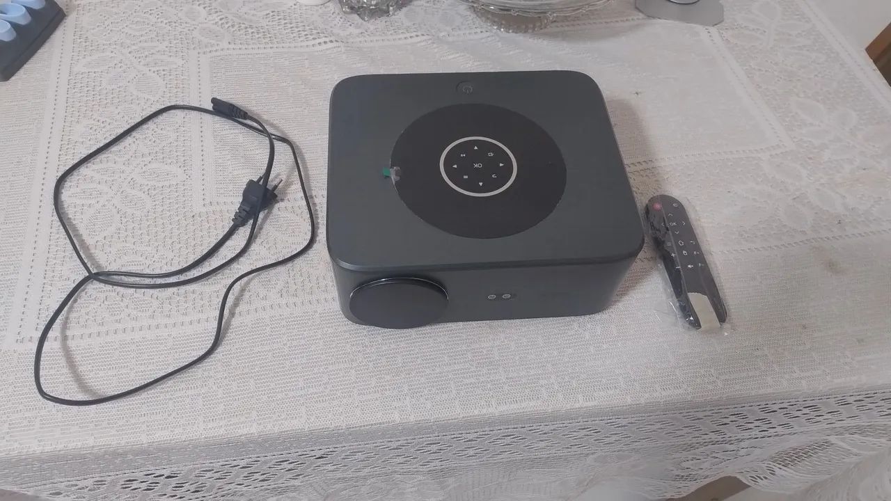 Projetor Full HD e tela de projeção seminovos.64303157098497120