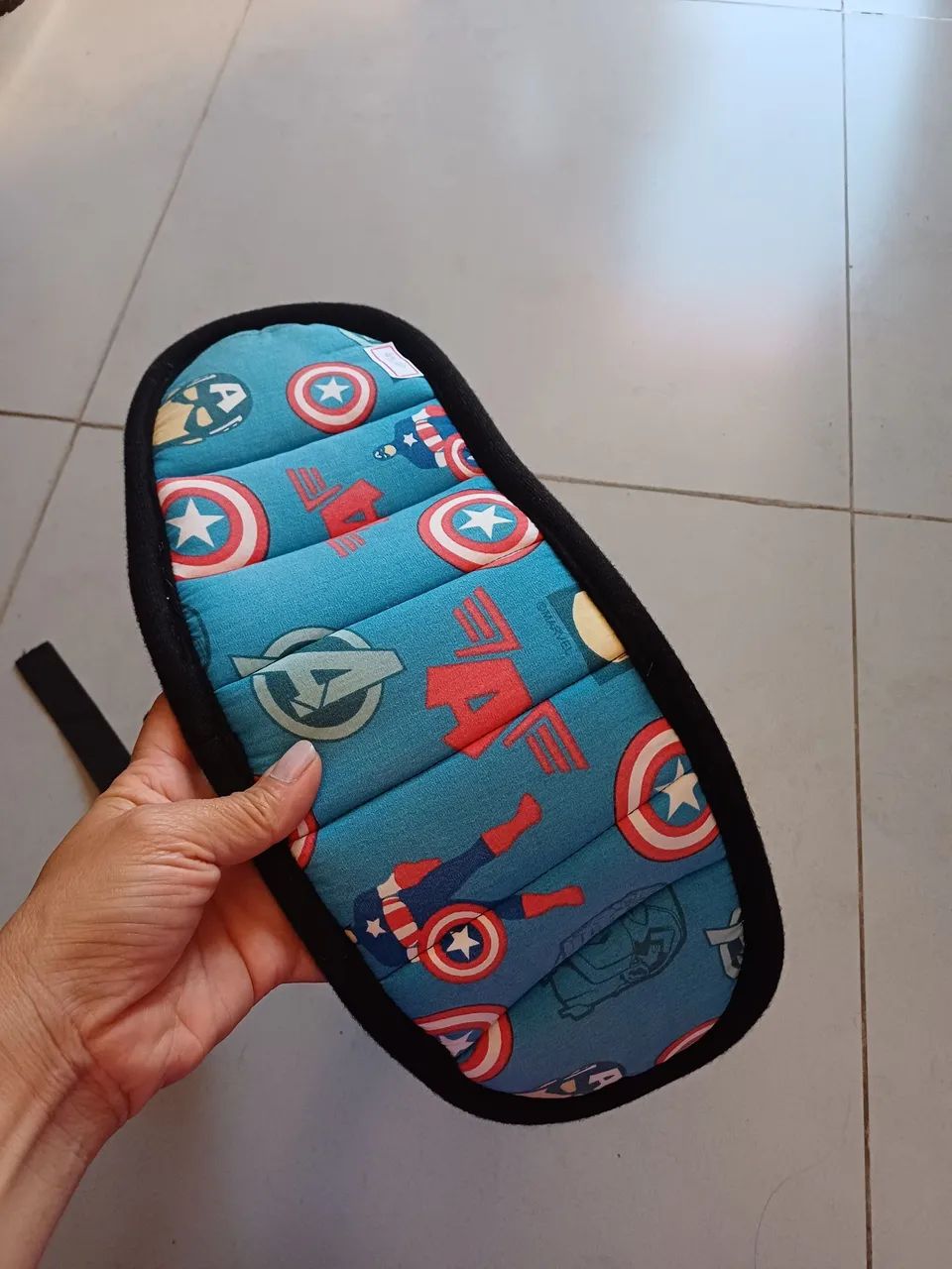 Suporte para prender cabeça do bebê durante a viagem do Capitão América