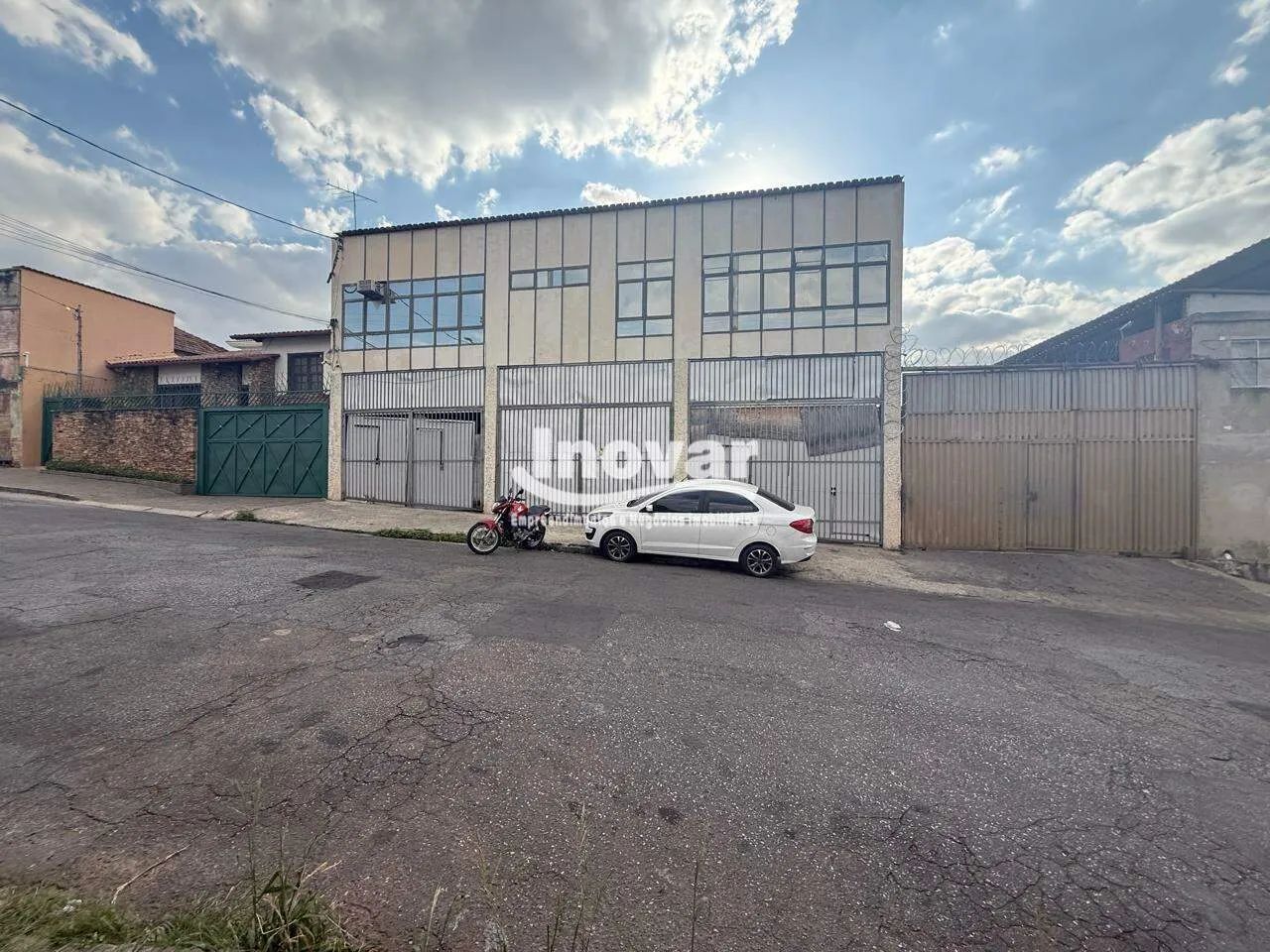 Galpão com aproximadamente 420m² próximo ao Anel Rodoviário, Via Expressa e Avenida Amazon