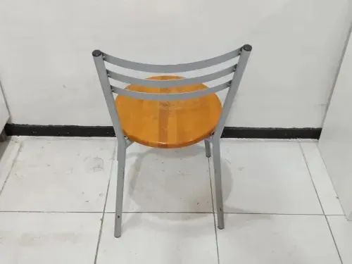 Cadeira de metal com acento de madeira - Foto 5