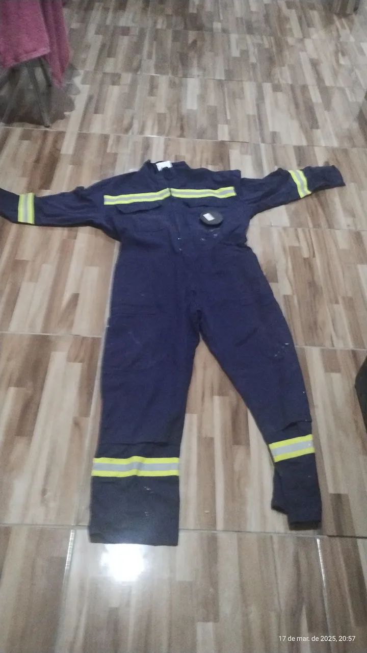 Macacão de trabalho azul com detalhes refletivos