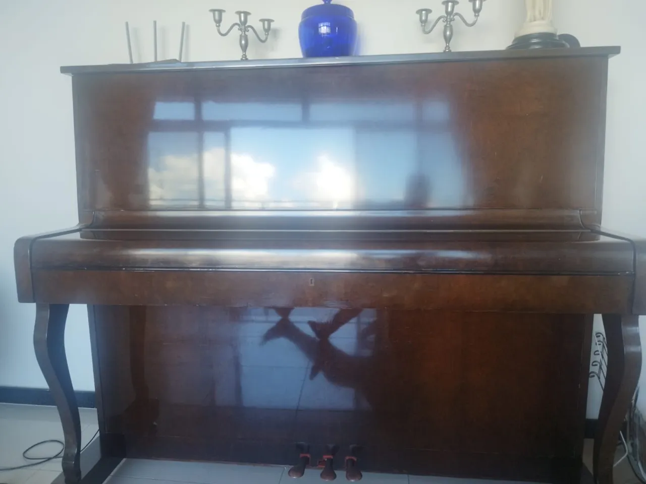 Piano vertical clássico Fritz Dobbert em excelente estado