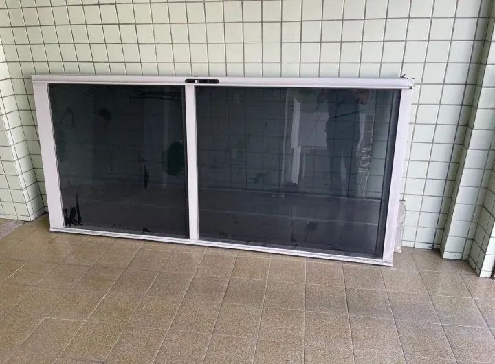 Porta de correr de vidro e alumínio