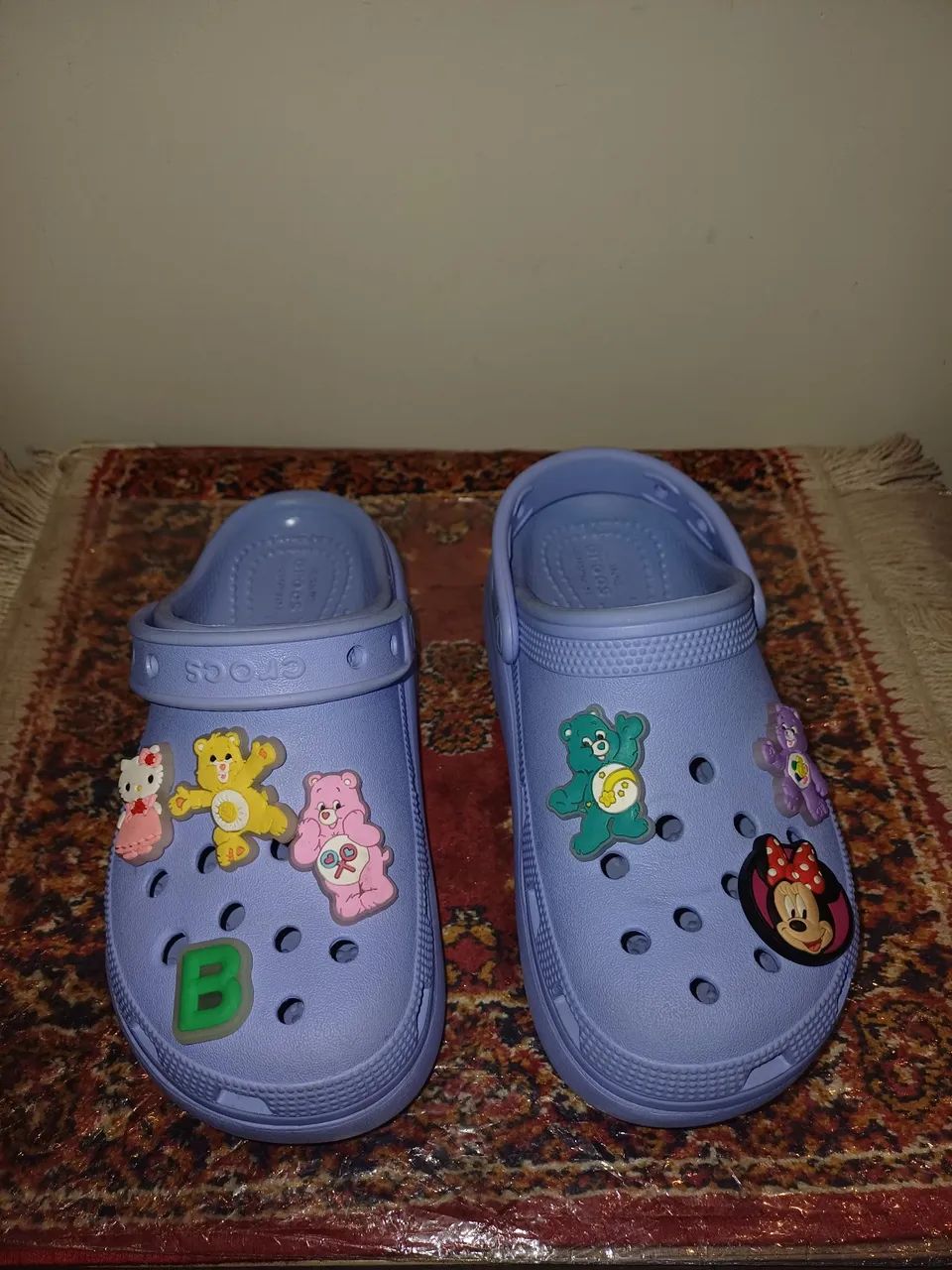 Crocs infantil feminino Lilás com ursinhos carinhoso e a Minie,  tam. J1= 32. - Foto 2