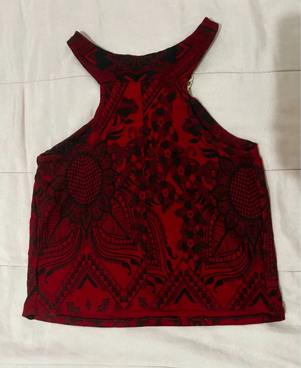 Blusa feminina vermelha com detalhes em dourado - Foto 2