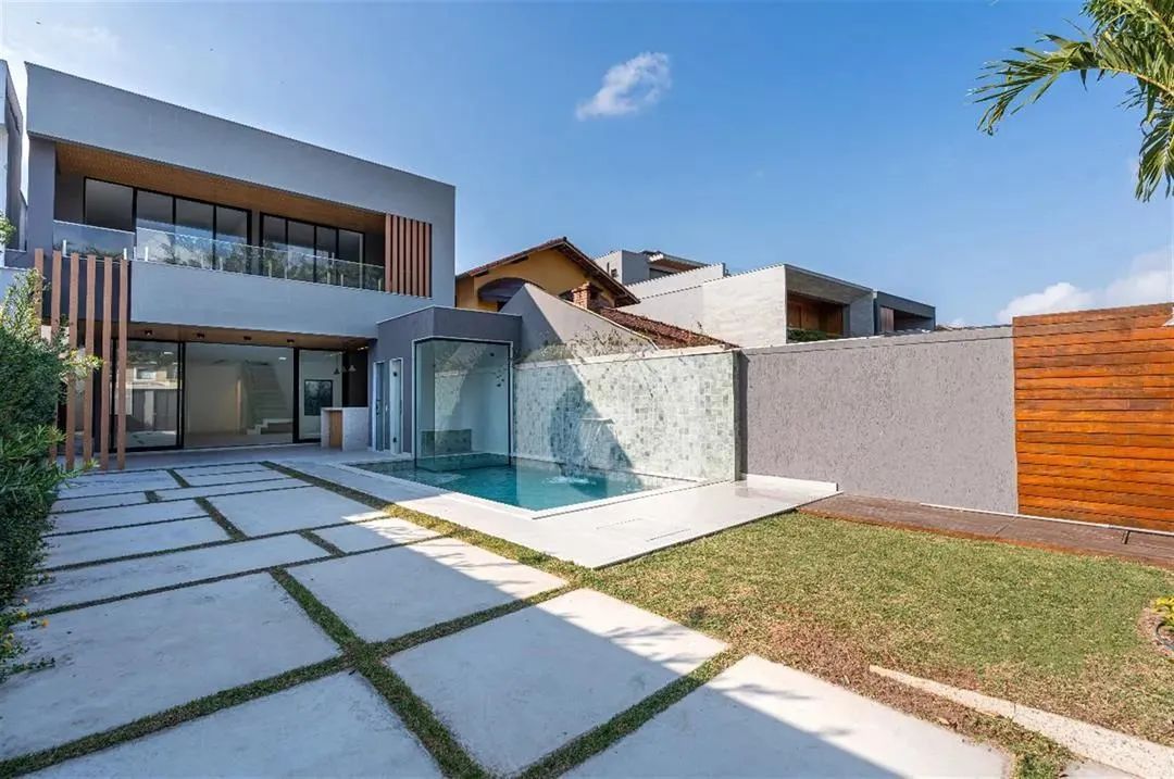 Casa triplex 4suítes no Condomínio Rio Mar