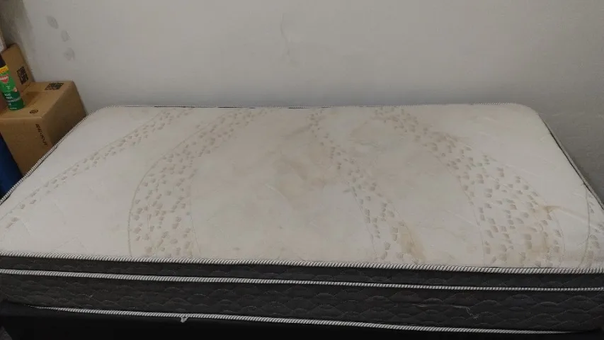 Vendo cama box solteiro e dois colchões 200,00
