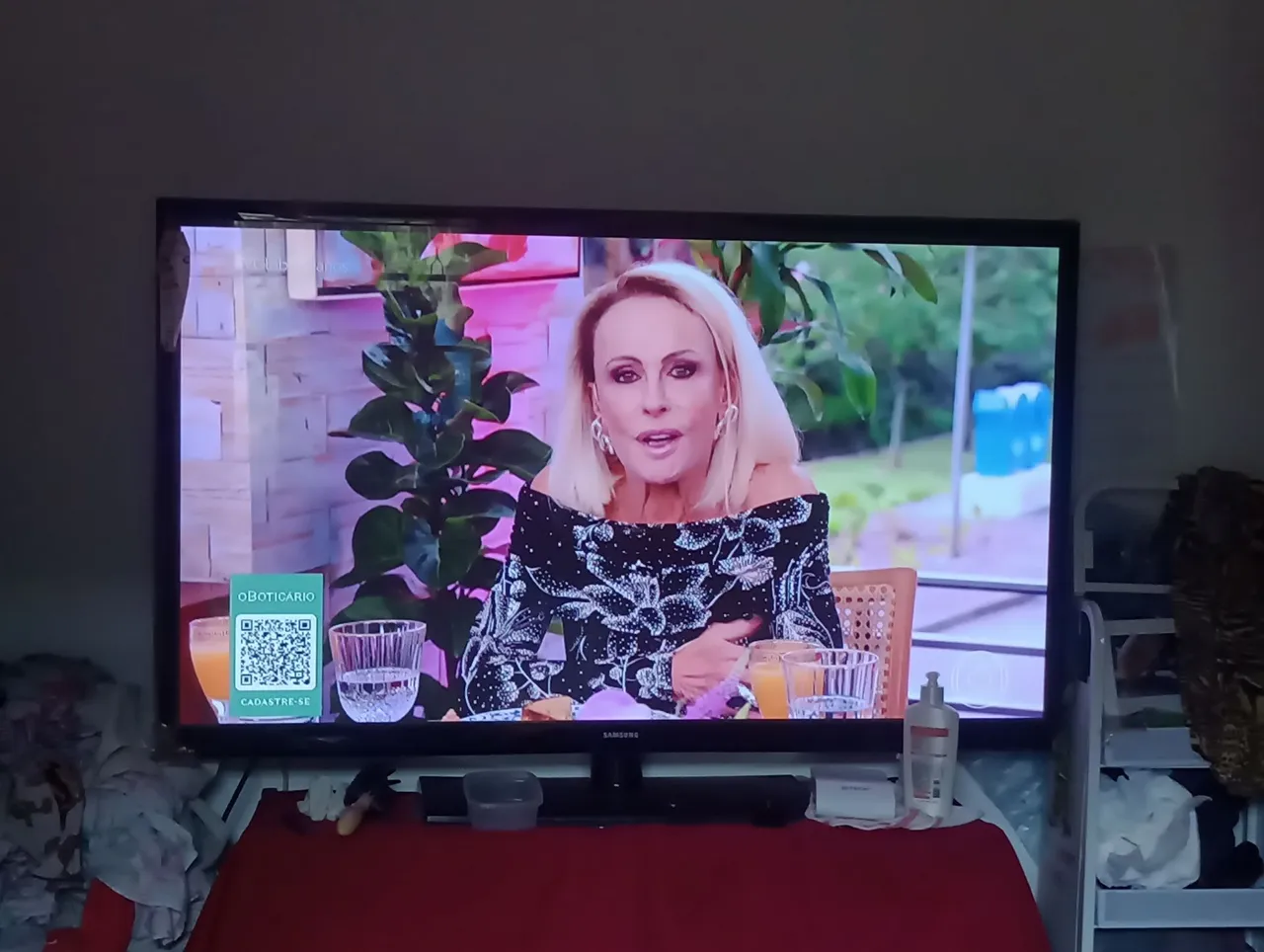 TV Samsung 51 plasma funcionando bem sem detalhes