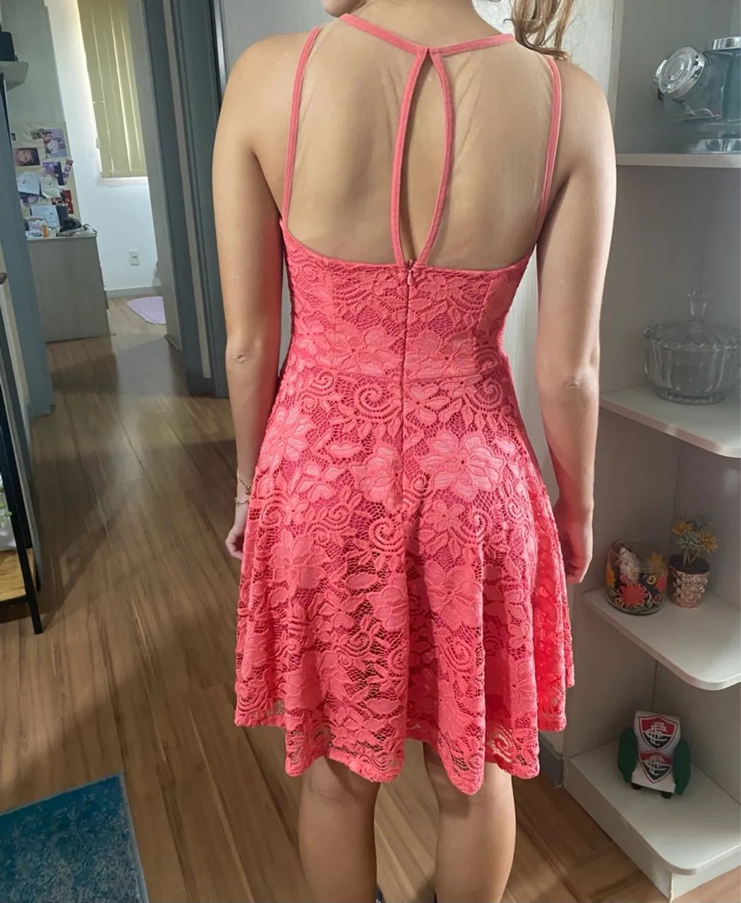 Vestido de renda rosa com detalhe floral - Foto 3