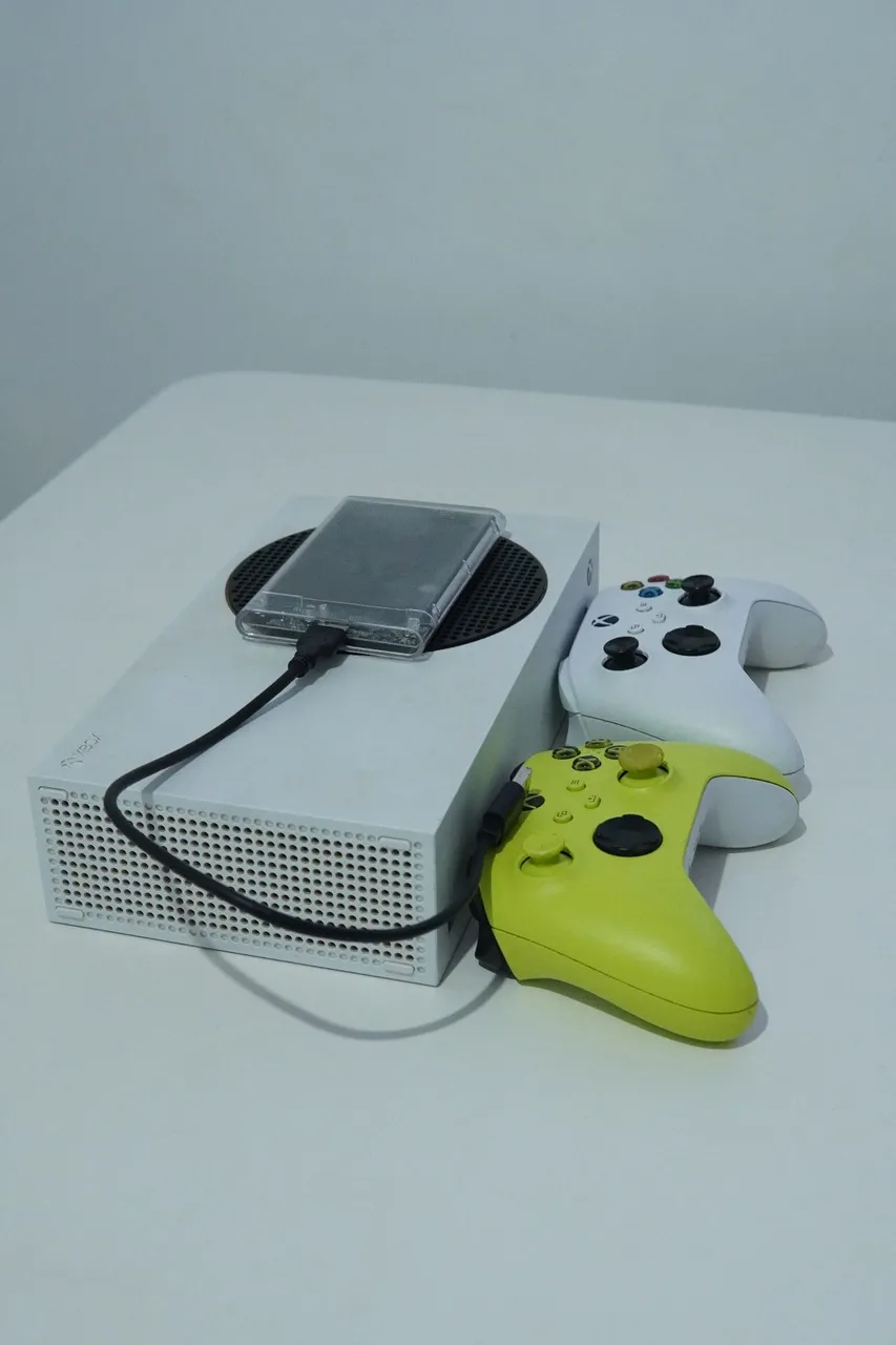 Xbox Series S com 2 Controles e ssd Kingston com adaptador
