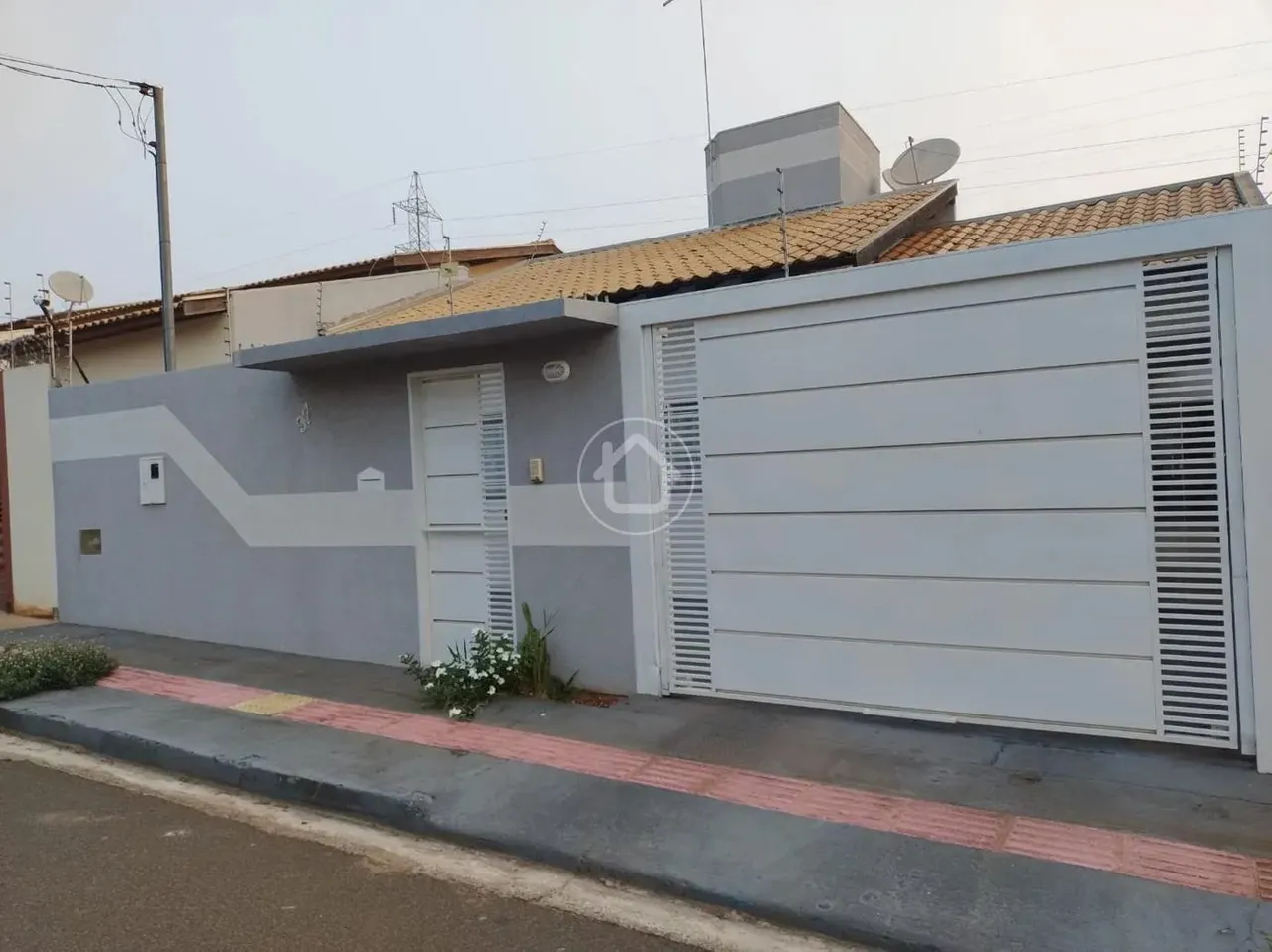 CASA COM 3 QUARTOS E PISCINA AQUECIDA PROXIMO CM