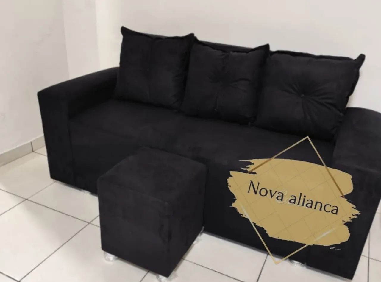 Sofa de 3 lugares com almofadas e puff