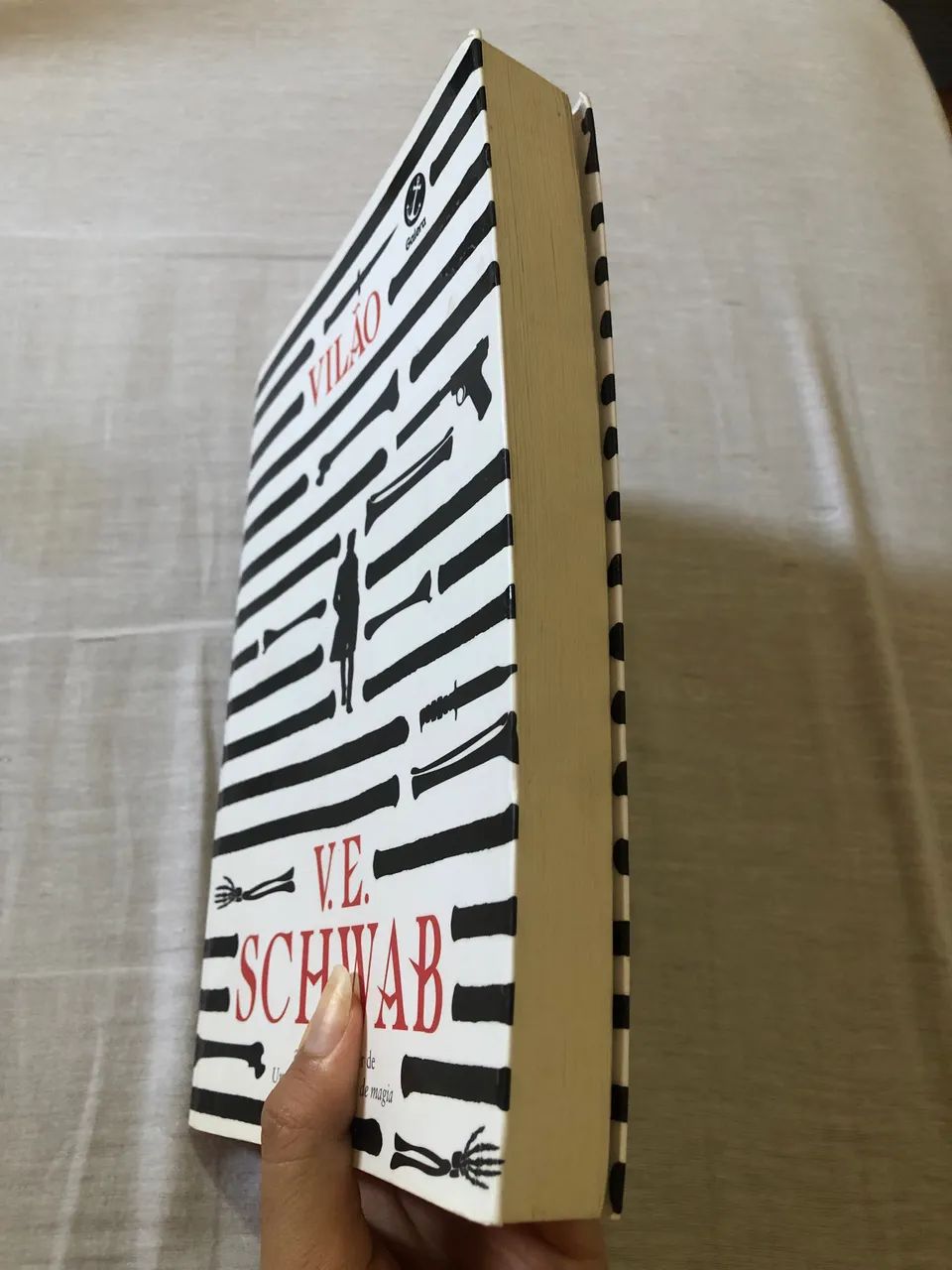 Livro- Vilão - V. E. Schwab - Foto 2