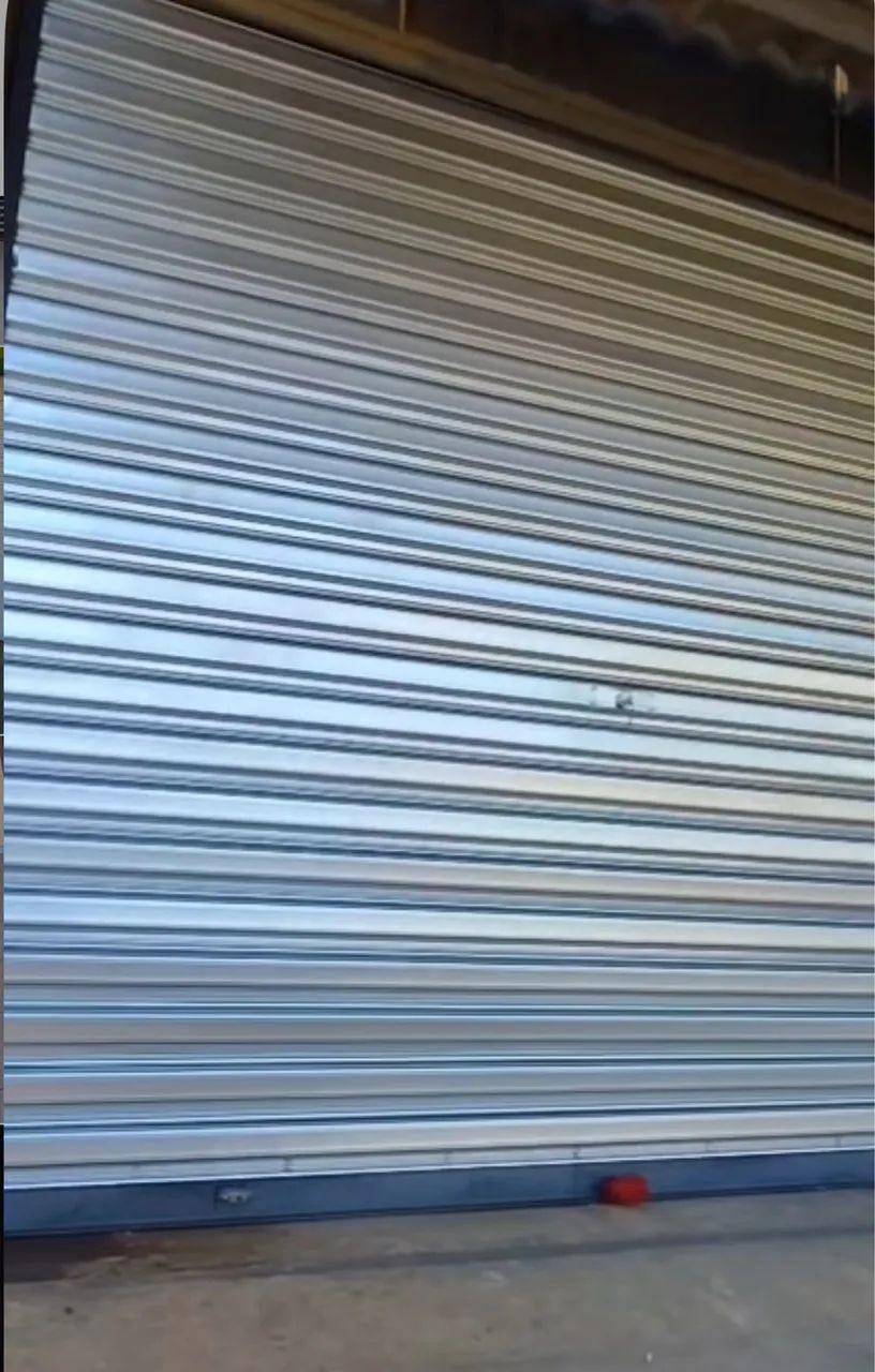 Porta de enrolar para comércio. Em aço galvanizado  reforçando 