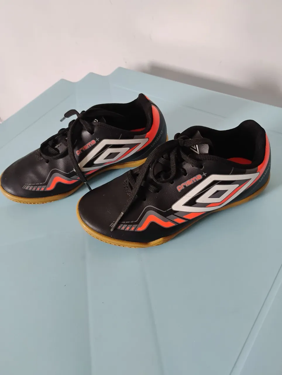 Chuteira Umbro Futsal Preta e Laranja