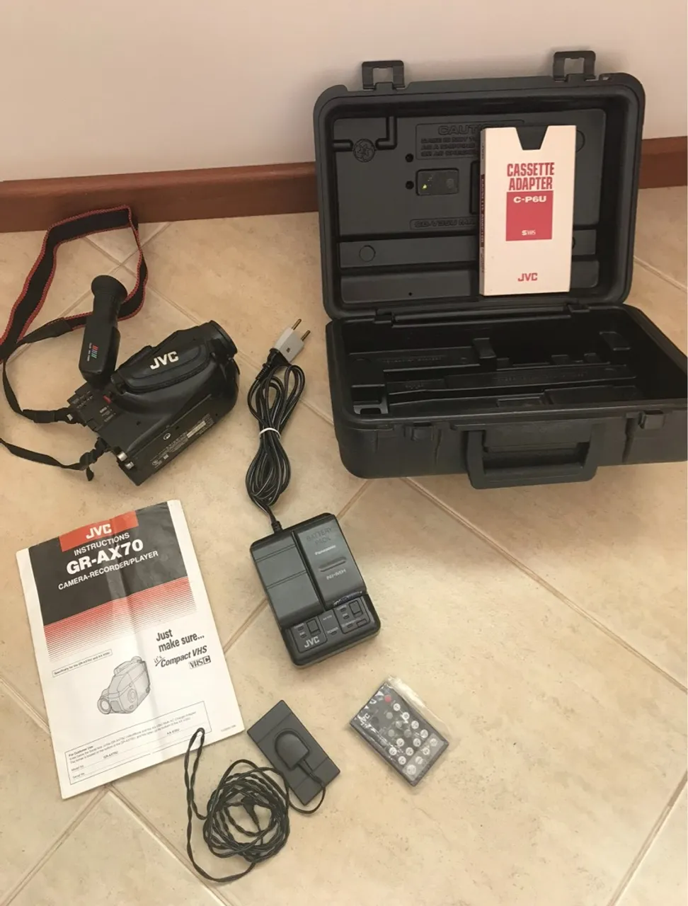 Filmadora JVC GR-AX70 Compact VHS com Acessórios