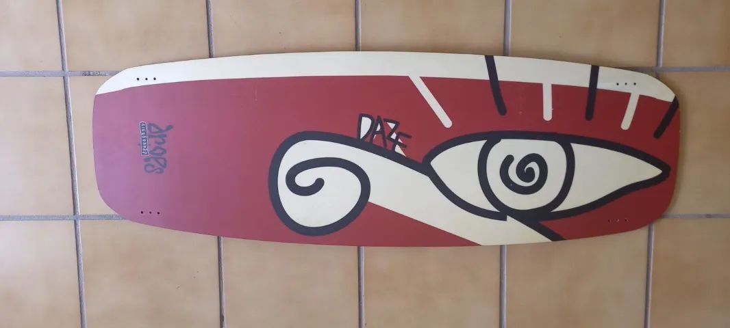 Prancha kitesurfe DAZE (usada seminova)  Tamanho:  43 X 130 - Foto 2