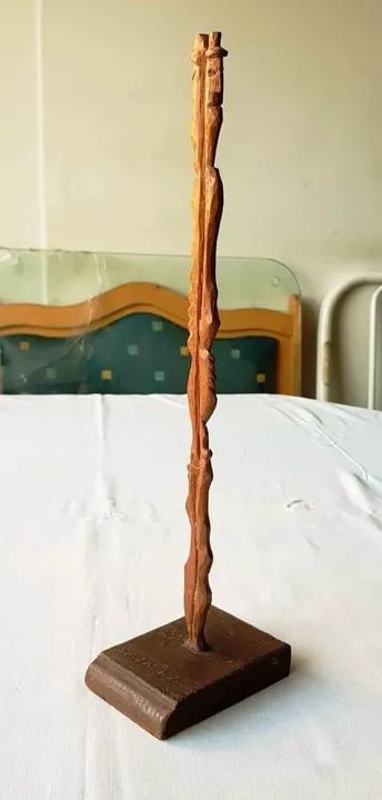 Peça Decorativa em Madeira Entalhada - Altura 39 cm - Usado