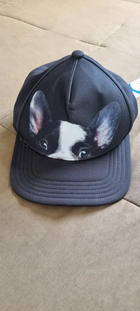 boné aba reta com estampa de bulldog da collab adidas com a cantora rita ora.
