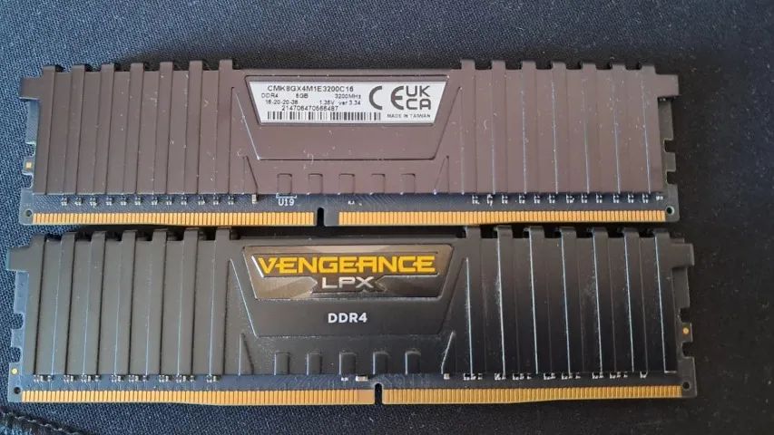 2 Pentes - Memória RAM DD4 - 8gb Marca: Vengeance - Modelo: CMK8GX4M1E3200C16