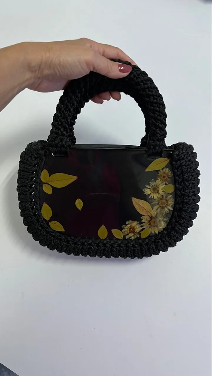 Bolsa de mão preta em resina com aplicação em crochê