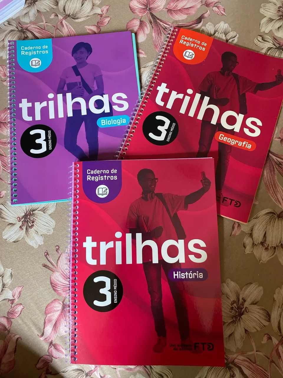 KIT LIVROs DIDÁTICOS TRILHAS SEMIUSADO - Livros e revistas