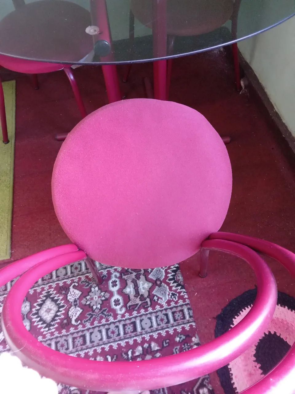 Mesa de jantar de vidro com 4 cadeiras estofadas - Foto 4
