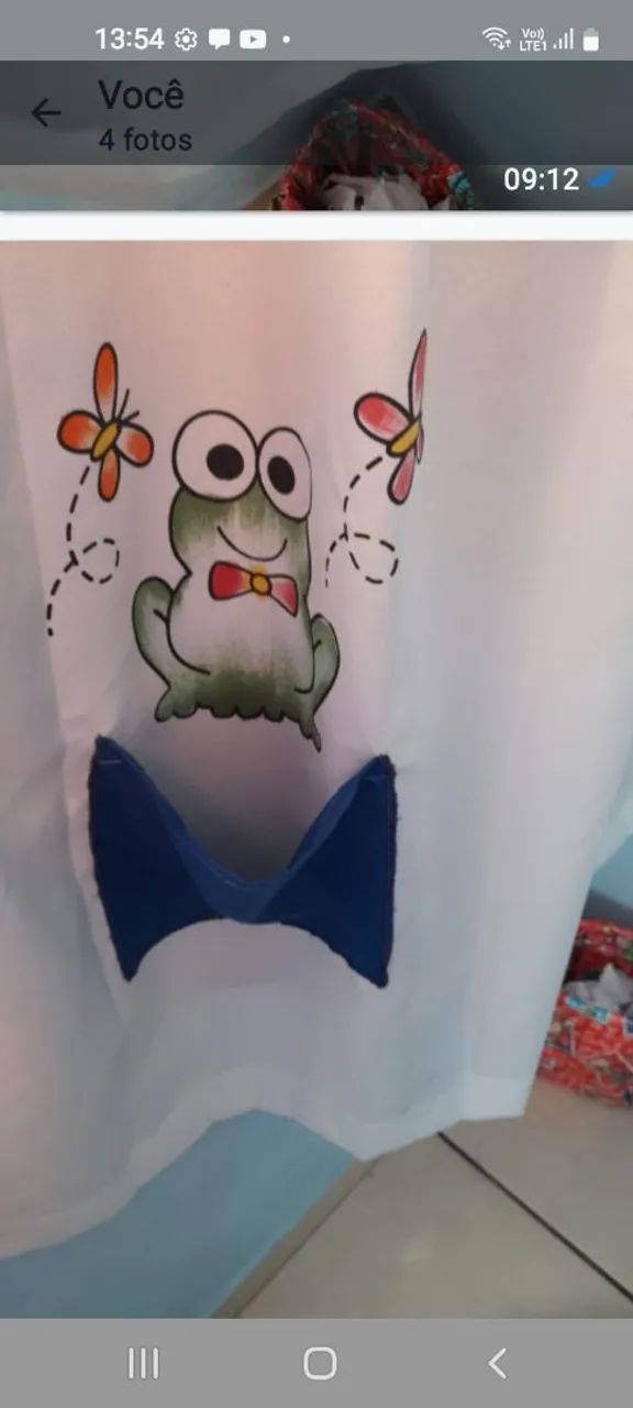 Cortina de tecido branca com desenho de sapo