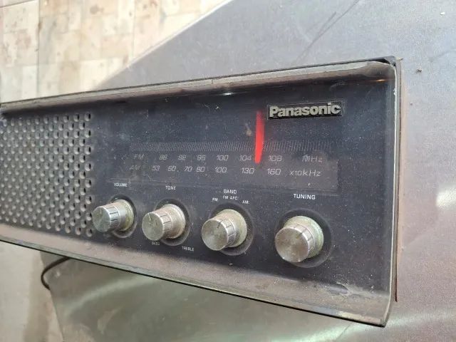 Rádio antigo relíquia (nao sei se funciona 110V) - Foto 3