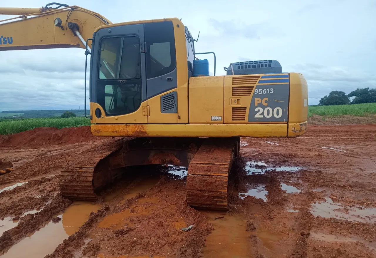 Escavadeira Komatsu PC200 ano 2011 com 18.000 horas e mecânica toda, em SP