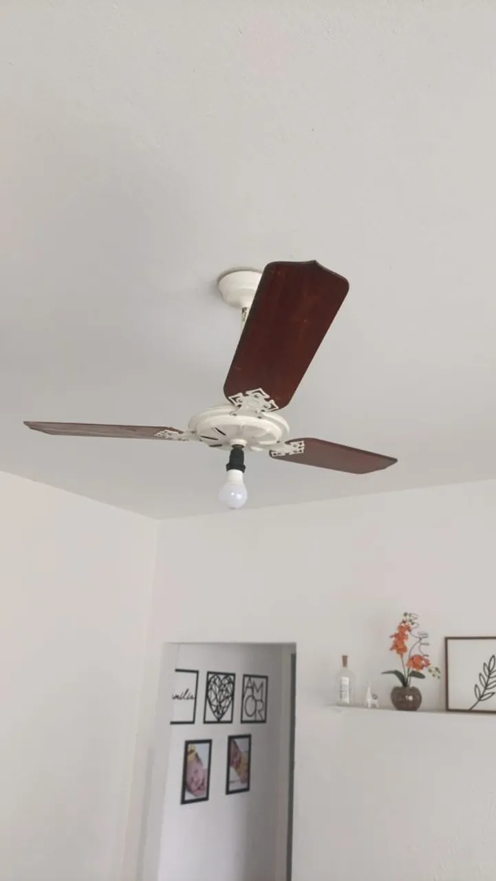 Ventilador de Teto Branco com Pás em Madeira