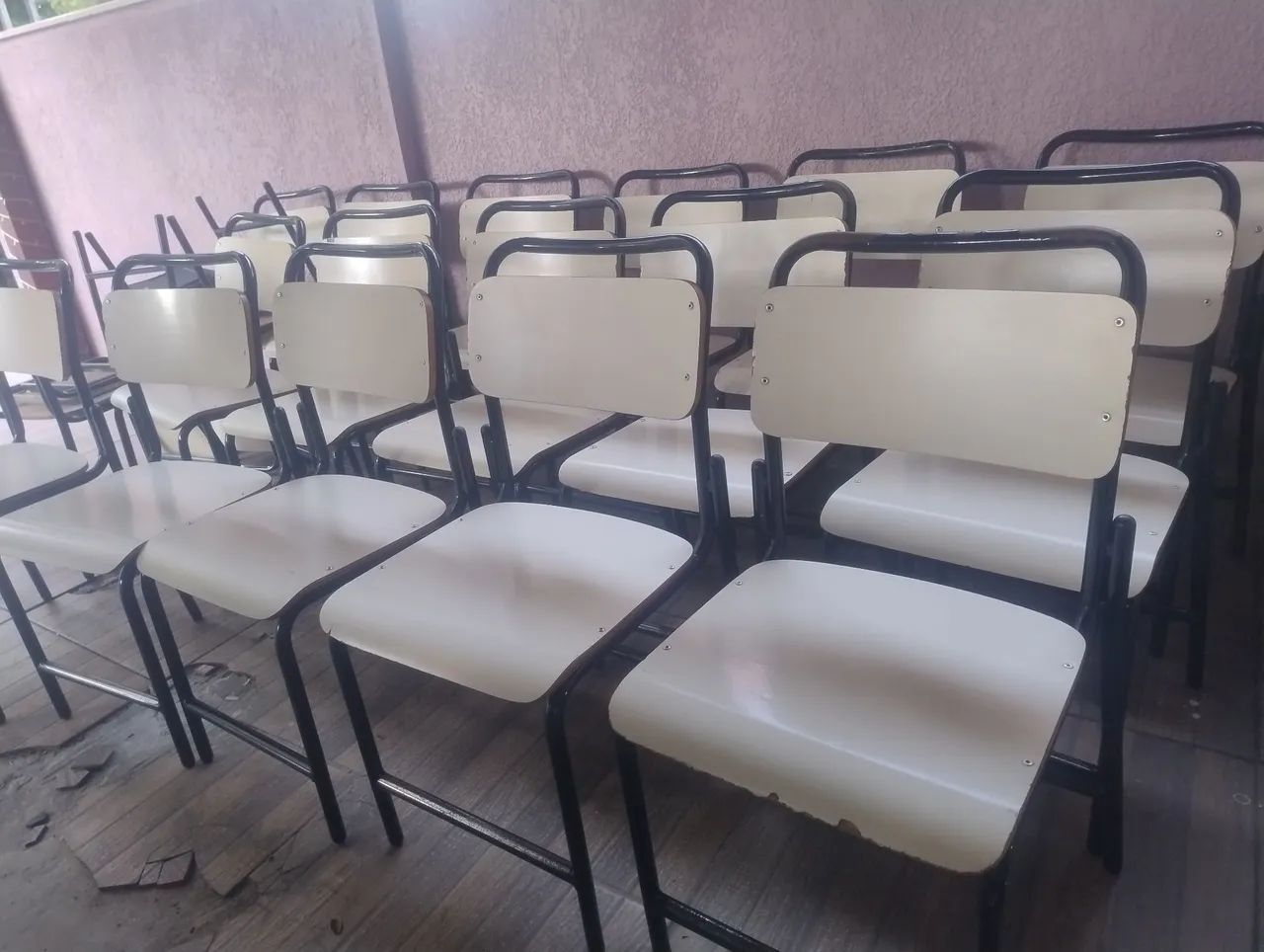 Reinforced school chairs and desks, BRL 48 per unit
