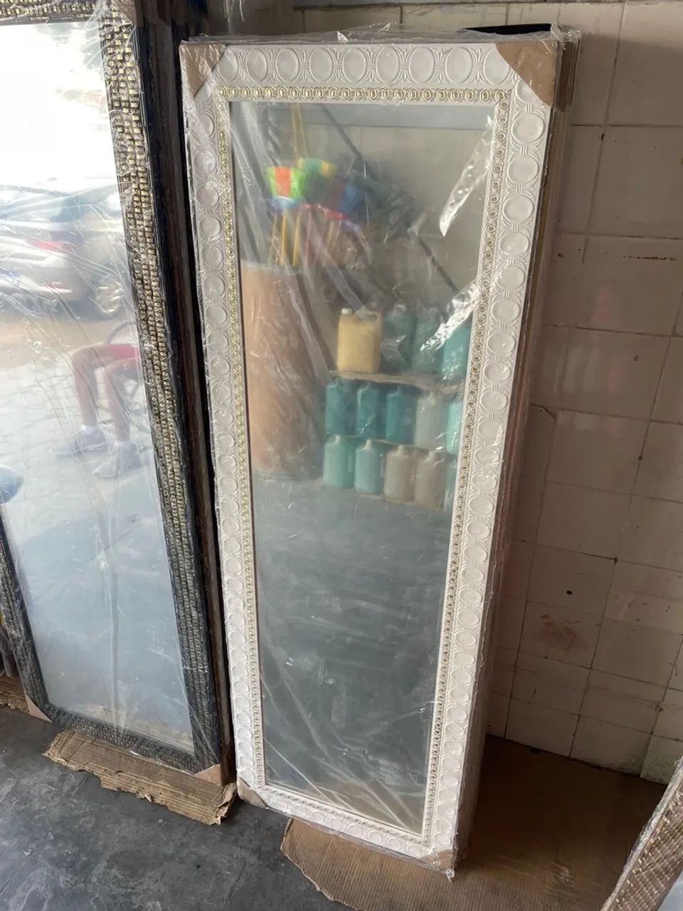 Espelho Decorativo Retangular com Moldura Detalhada