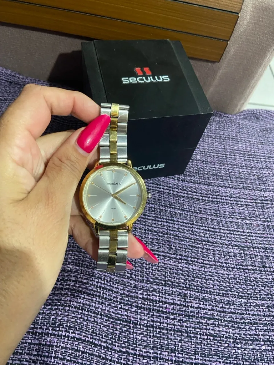 Relógio Mondaine Dourado e Prata - Elegância no Seu Pulso!