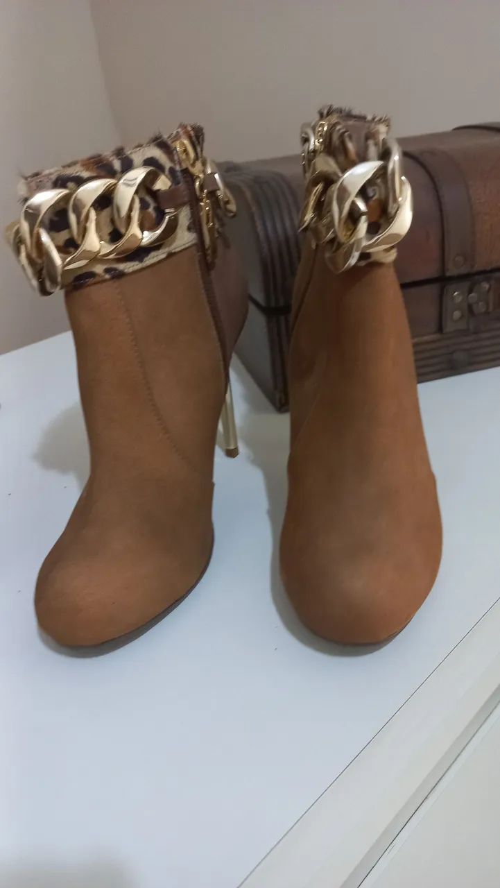 Bota de Salto Alto Marrom com Detalhe em Corrente Dourada - Foto 2