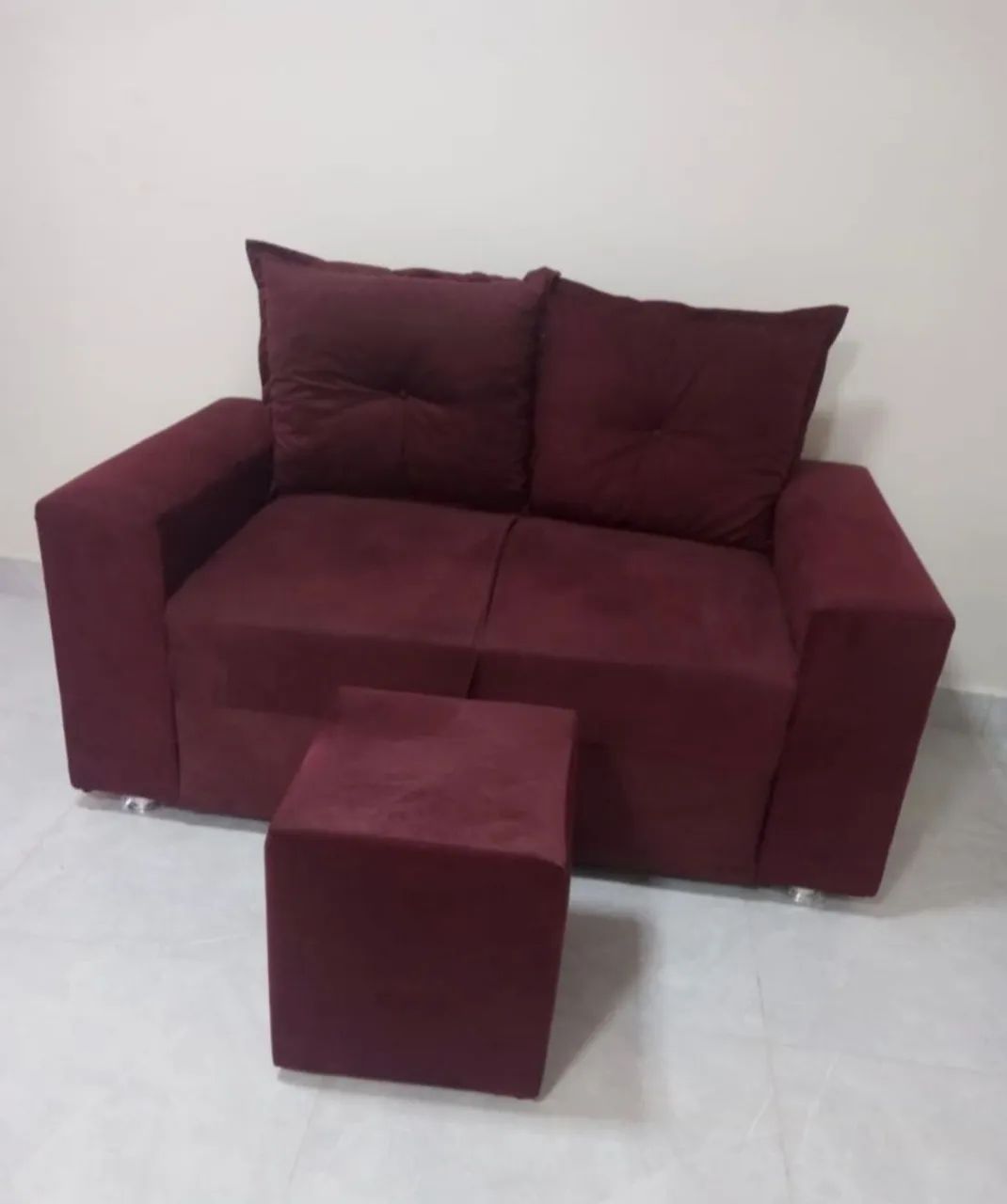 Sofá 2 lugares com almofadas e puff - Foto 4