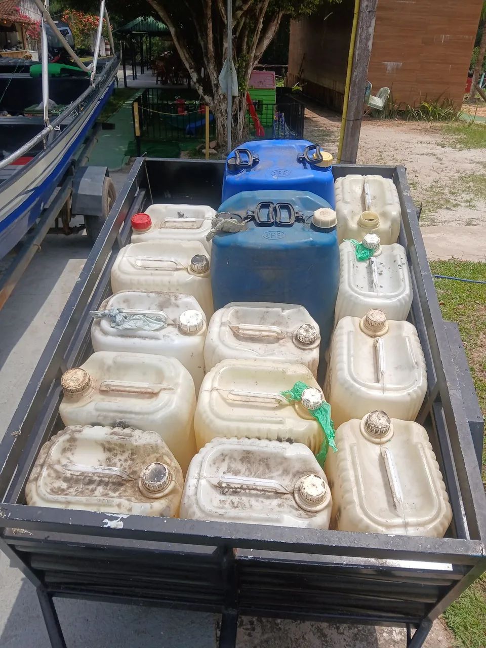 Carreta Reboque , 1 eixo , com engate -Sem documento-é nova - Foto 4