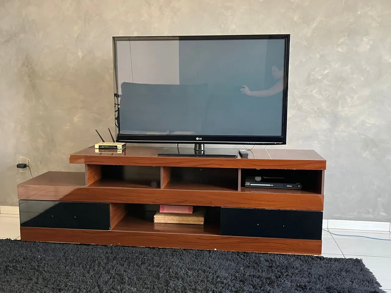 Rack para TV em madeira com 2 gavetas com 2 metros de comprimento 
